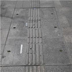 蓋中蓋仿石不銹鋼井蓋圖